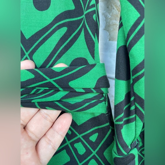 DVF Julian Silk Jersey Wrap Dress – Size 2, Green Geometric Print, 3/4 Sleeves - Picture 8 of 14